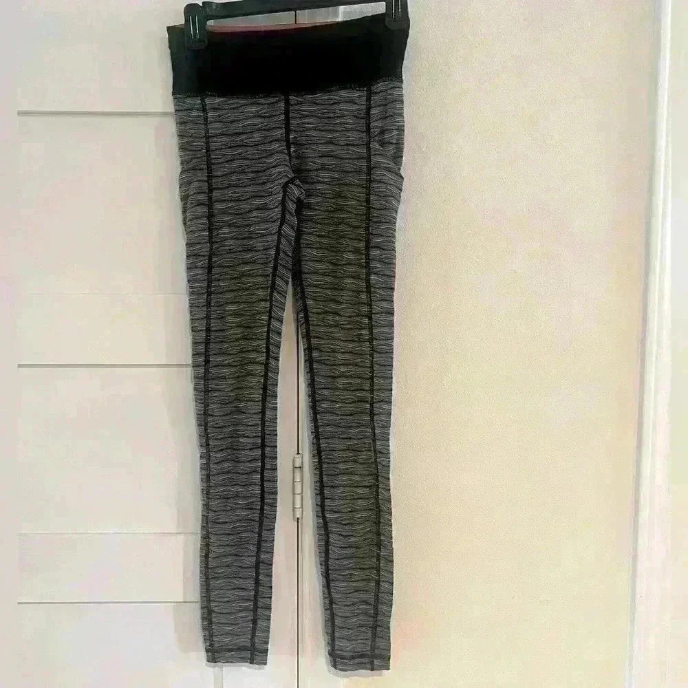 Lululemon Athletica Black & White Tights Leggings with orange lining Size 4- EUC